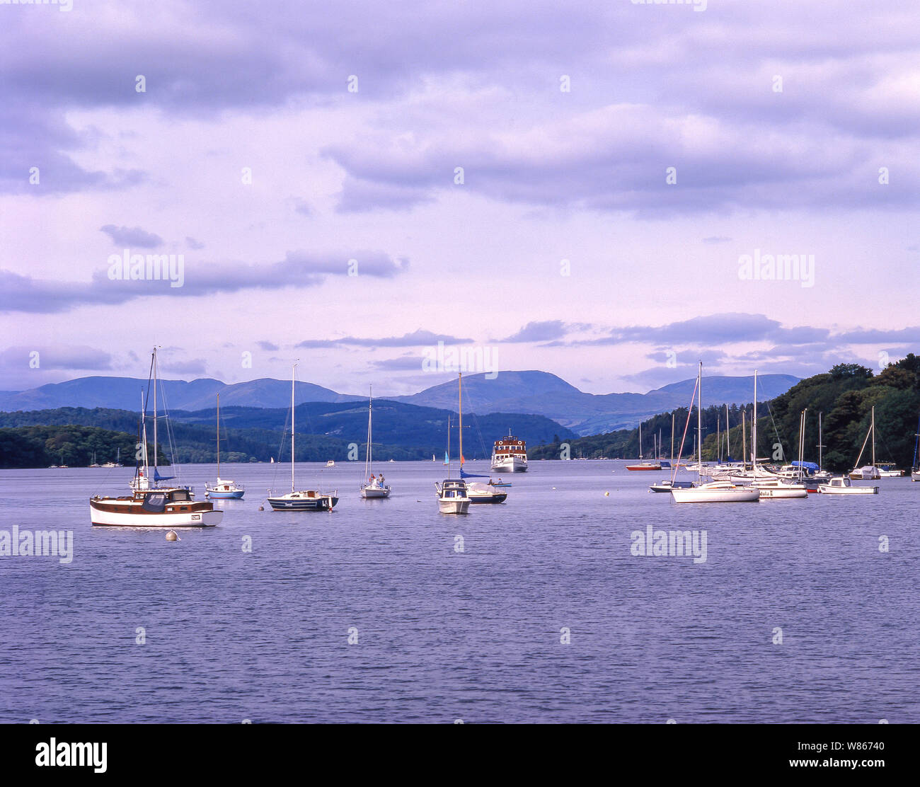 Barche sul Lago di Windermere, Parco Nazionale del Distretto dei Laghi, Cumbria, England, Regno Unito Foto Stock