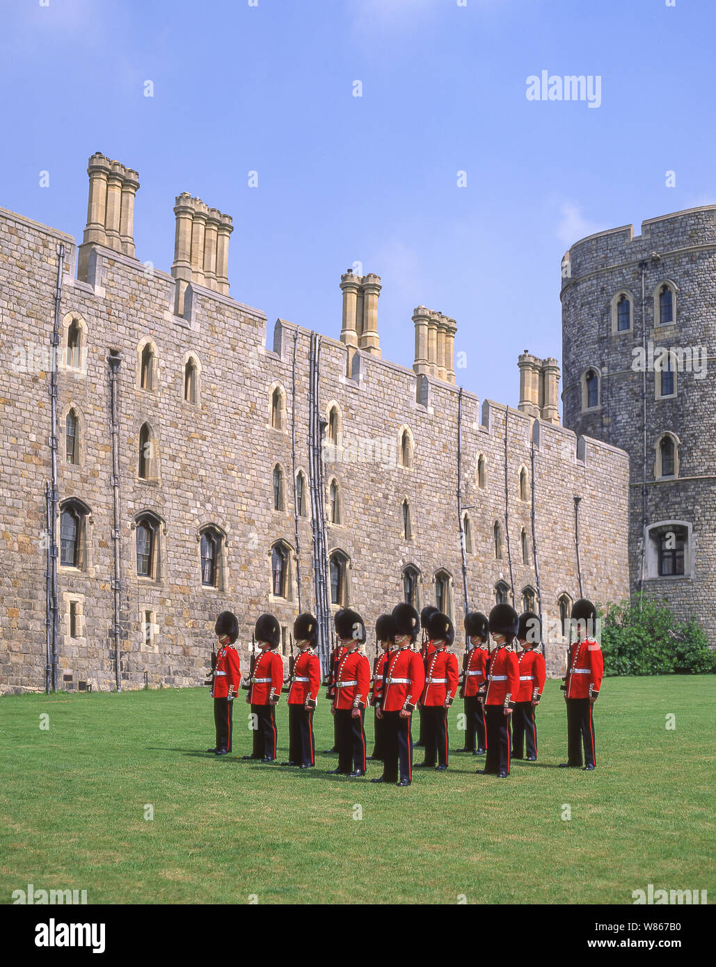 Guardia Reale sfilando al Castello di Windsor, Windsor, Berkshire, Inghilterra, Regno Unito Foto Stock