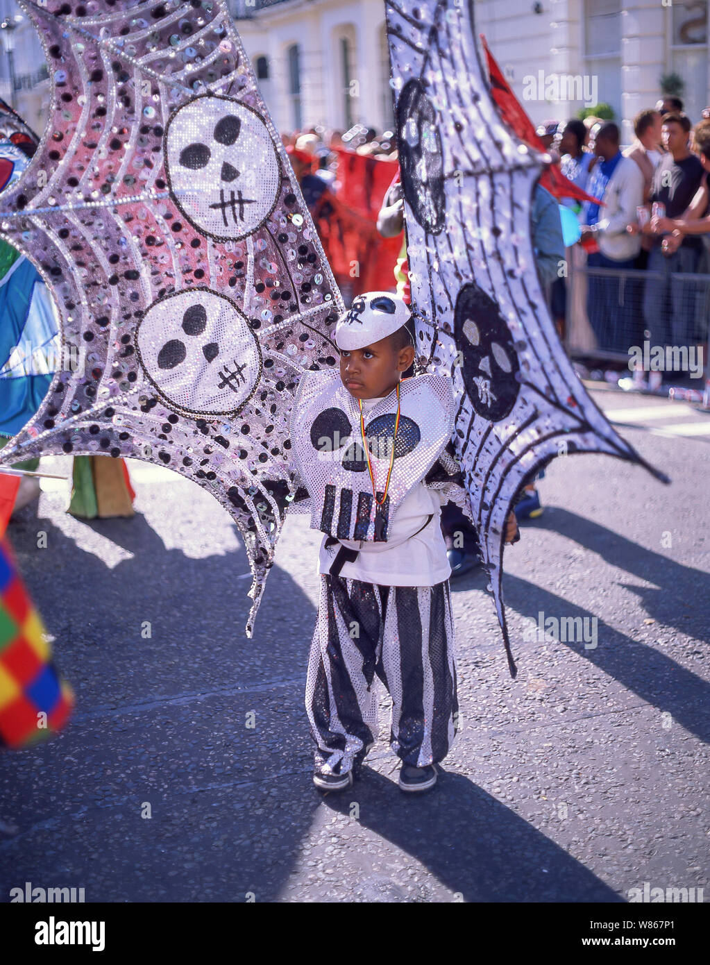 Giovane nero bambino in costume di carnevale di Notting Hill, Notting Hill, Royal Borough di Kensington e Chelsea, Greater London, England, Regno Unito Foto Stock