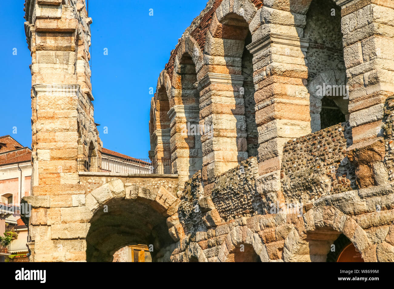 L'Arena di Verona è un anfiteatro romano situato nel centro storico di Verona. In estate ospita il famoso festival di opera e molti international Foto Stock