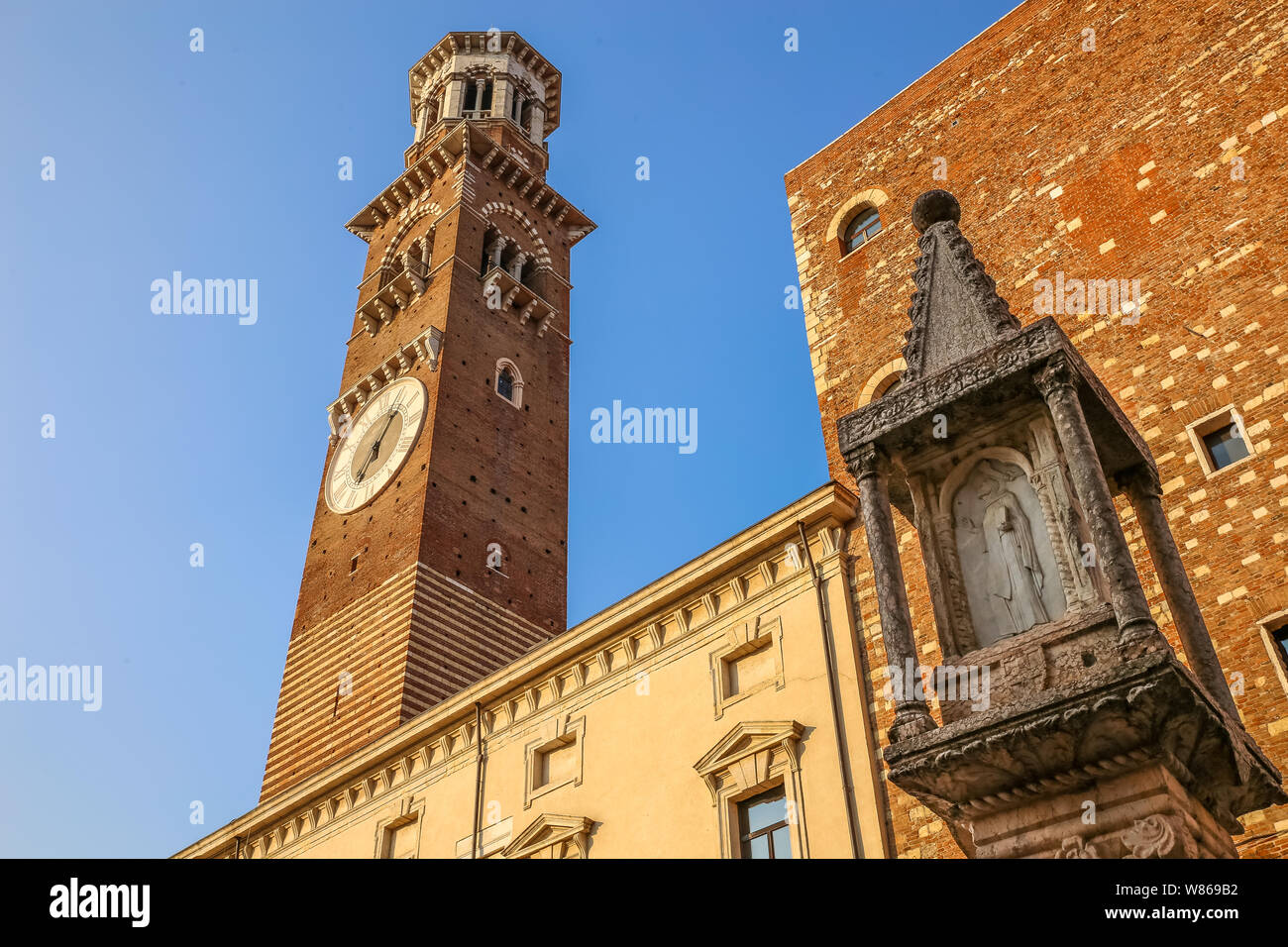 La Torre dei Lamberti è una torre medioevale di Verona (Italia), alta 84 metri, che sale da Piazza Erbe, l'antico Foro Romano, nella storica c Foto Stock