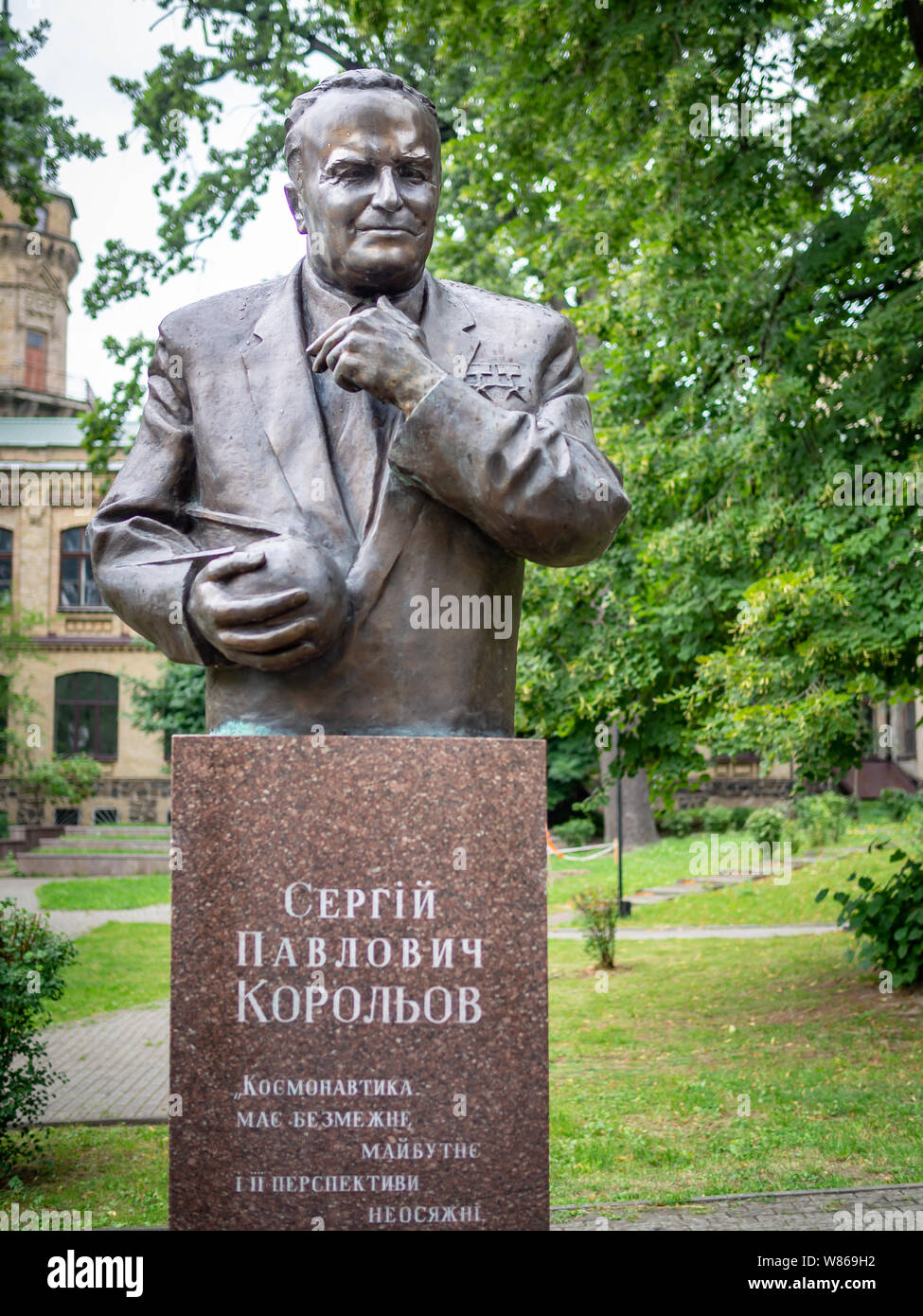 KIEV, UCRAINA-luglio 23, 2019: razzo sovietico ingegnere Sergei Pavlovich Korolev (Korolyov) il monumento in bronzo da Oleynik M. O. Foto Stock
