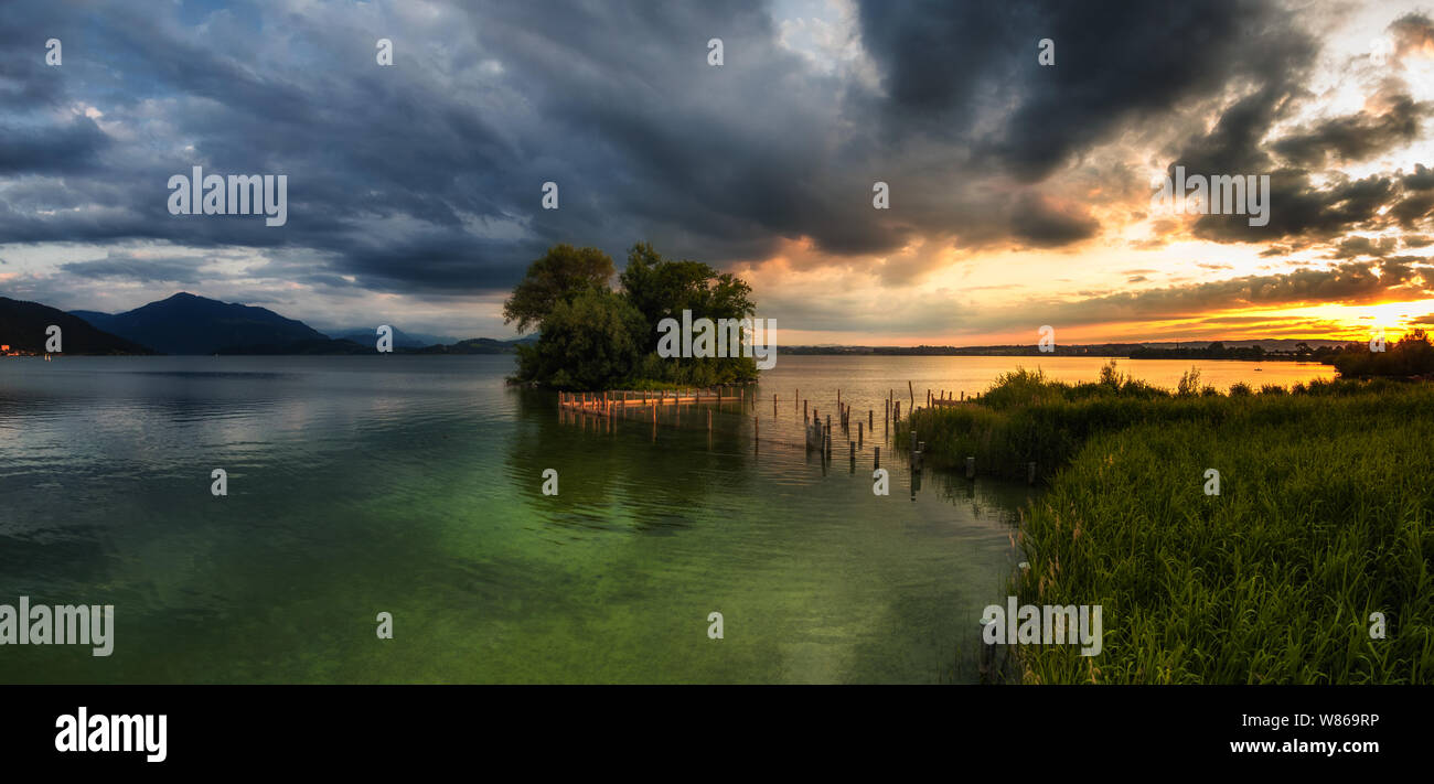Il lago di Zugo al tramonto con il nastro a lamelle, Lorzeninsel isola e Rigi in background Foto Stock