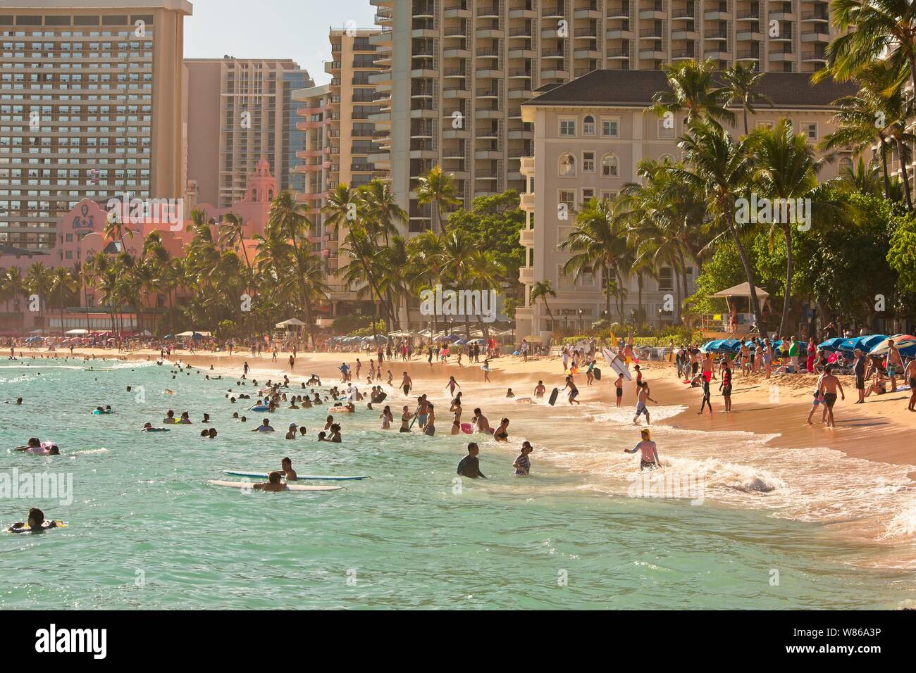 La spiaggia di Waikiki, HI, STATI UNITI D'AMERICA - Luglio 16, 2019: vista hotel di Waikiki Beach. Foto Stock