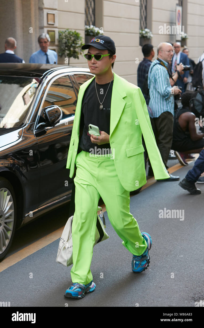 Milano, Italia - 15 giugno 2019: Uomo in tuta verde a piedi prima di  Versace fashion show, la Settimana della Moda Milanese street style Foto  stock - Alamy