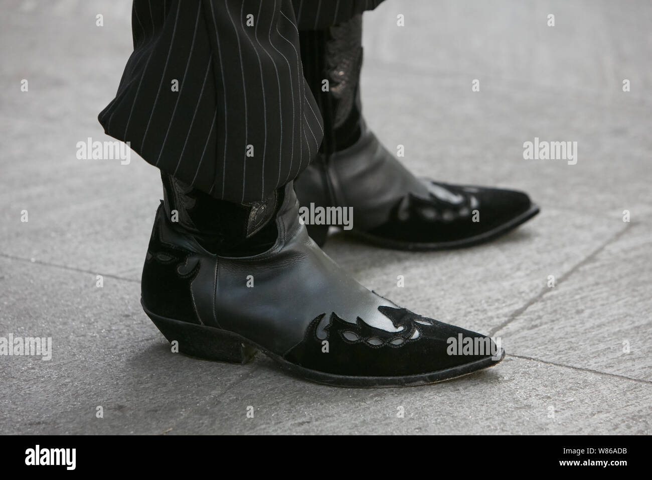 Milano, Italia - 15 giugno 2019: l uomo in pelle nera - stivali da cowboy  prima di Emporio Armani fashion show, la Settimana della Moda Milanese  street style Foto stock - Alamy