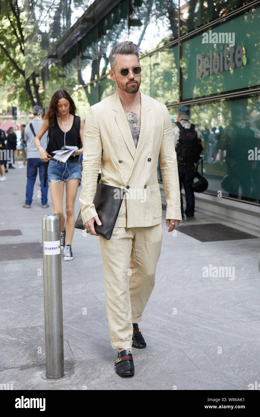 Milano, Italia - 15 giugno 2019: l'uomo con la tuta color beige e occhiali  da sole prima di Emporio Armani fashion show, la Settimana della Moda  Milanese street style Foto stock - Alamy