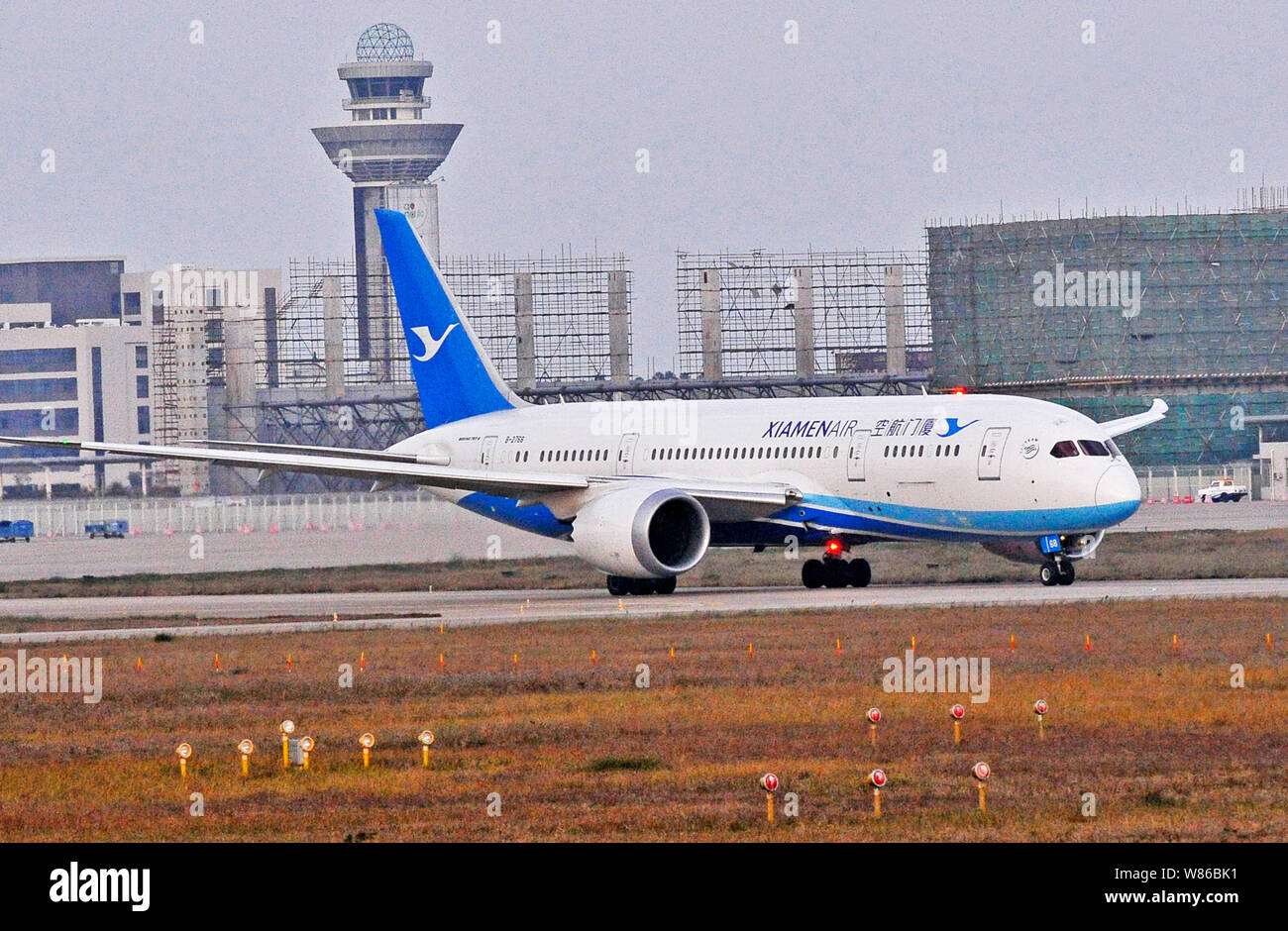 --FILE--Un Boeing Dreamliner 787-8 di Xiamen aereo taxi per il decollo a Fuzhou Changle Aeroporto Internazionale della città di Fuzhou, a sud-est della Cina di Fujia Foto Stock