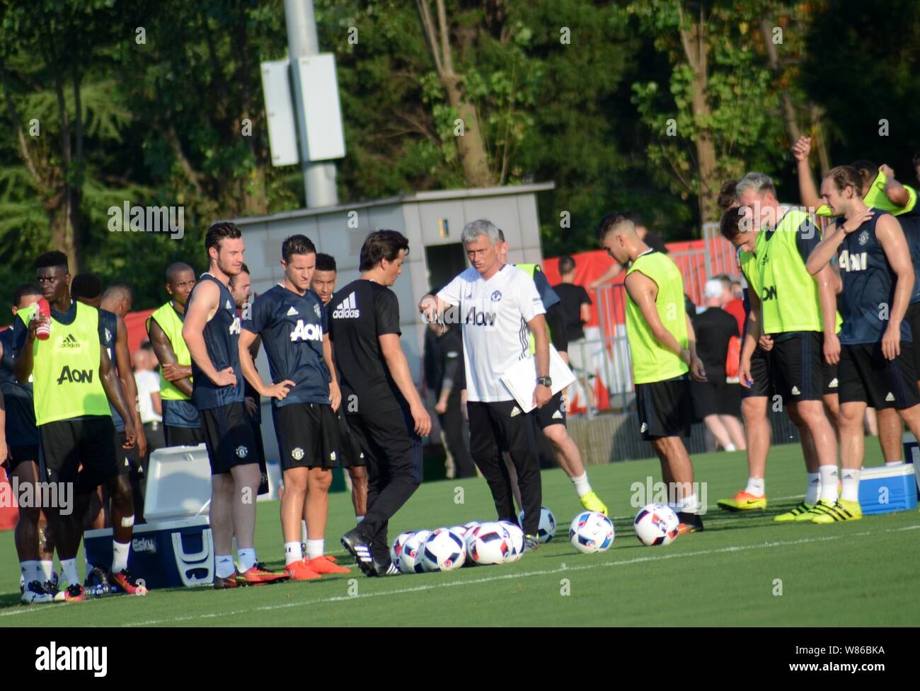 Head coach Jose Mourinho, centro di Manchester United dà istruzioni ai suoi giocatori durante una sessione di formazione per il 2016 Campione Internazionale Foto Stock