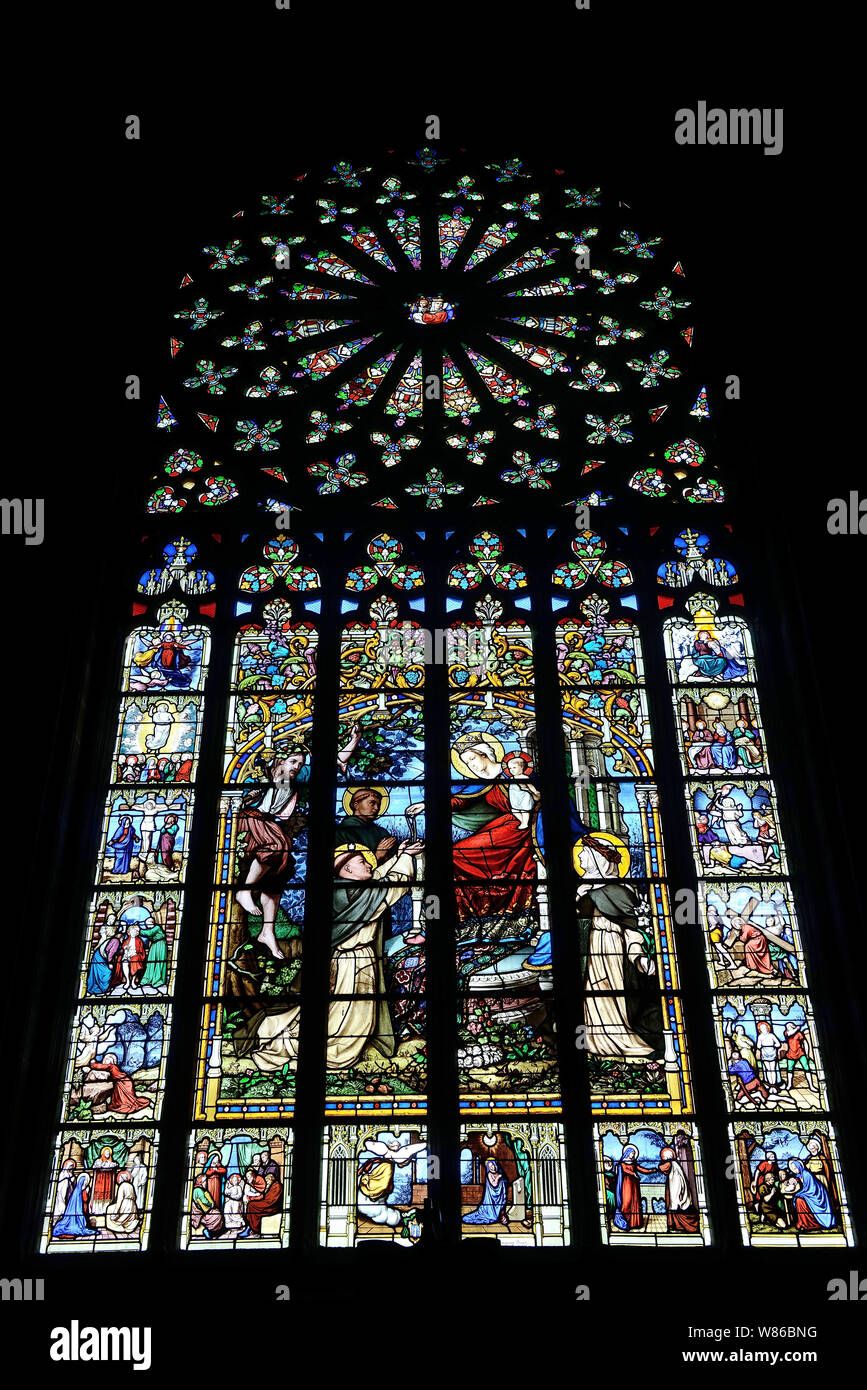 Le Folgoet (Bretagna, a nord-ovest della Francia): le vetrate della Basilica di Notre Dame du Folgoet Foto Stock