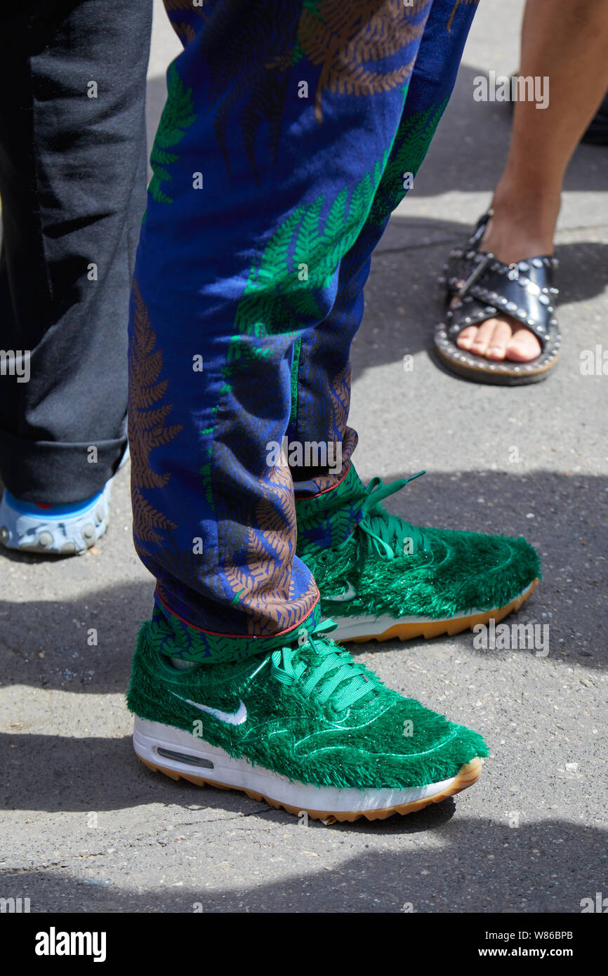 Milano, Italia - 15 giugno 2019: l'uomo con Nike sneakers con pelliccia verde prima di Marni fashion show, la Settimana della Moda Milanese street style Foto Stock