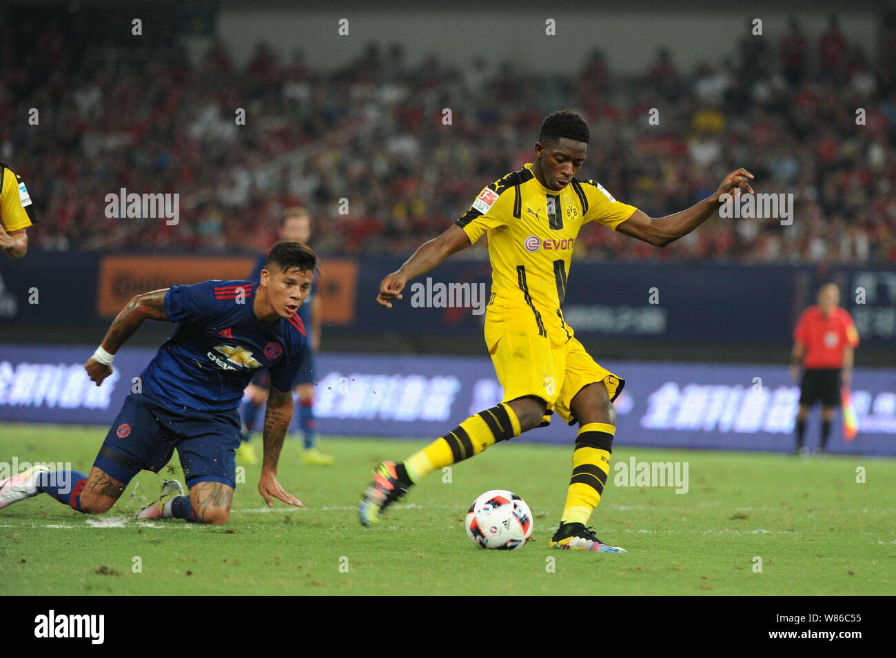 Ousmane Dembele del Borussia Dortmund, destra, spara contro il Manchester United durante il match di Shanghai del 2016 International Champions Cup presso il Foto Stock