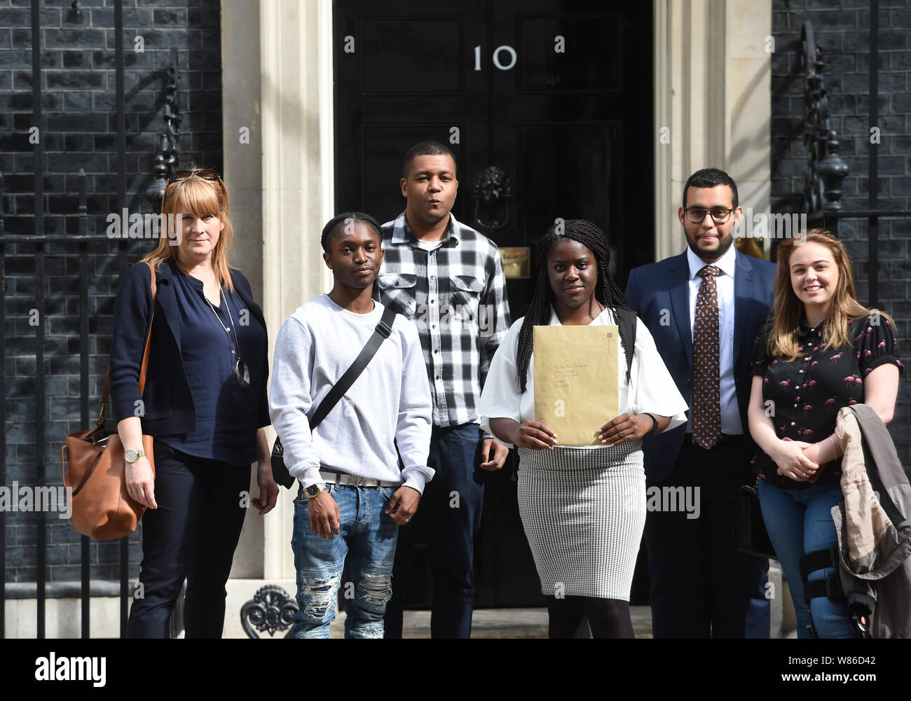 Sarah Jones MP (sinistra) con i giovani, da sinistra a destra), Demetri Zak, Eden, Hamza e Rosa (cognomi non data) che sono stati colpiti dalla criminalità coltello, consegna di una lettera a 10 Downing Street chiedendo di essere ascoltato nel corso della discussione sulla criminalità coltello. Foto Stock