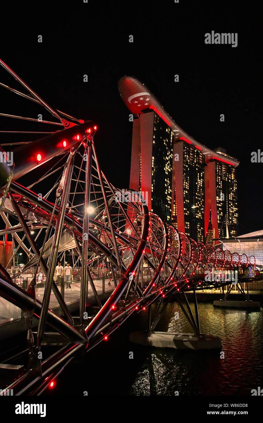 Il Marina Bay Sands e Helix ponte rosso acceso per Singapore Giornata Nazionale 2019 Foto Stock