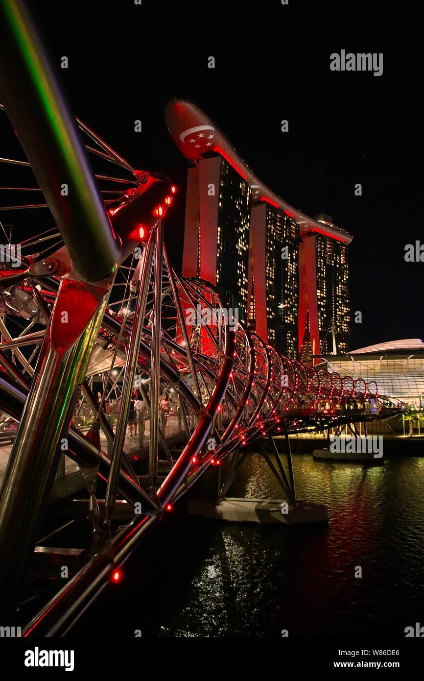 Il Marina Bay Sands e Helix ponte rosso acceso per Singapore Giornata Nazionale 2019 Foto Stock