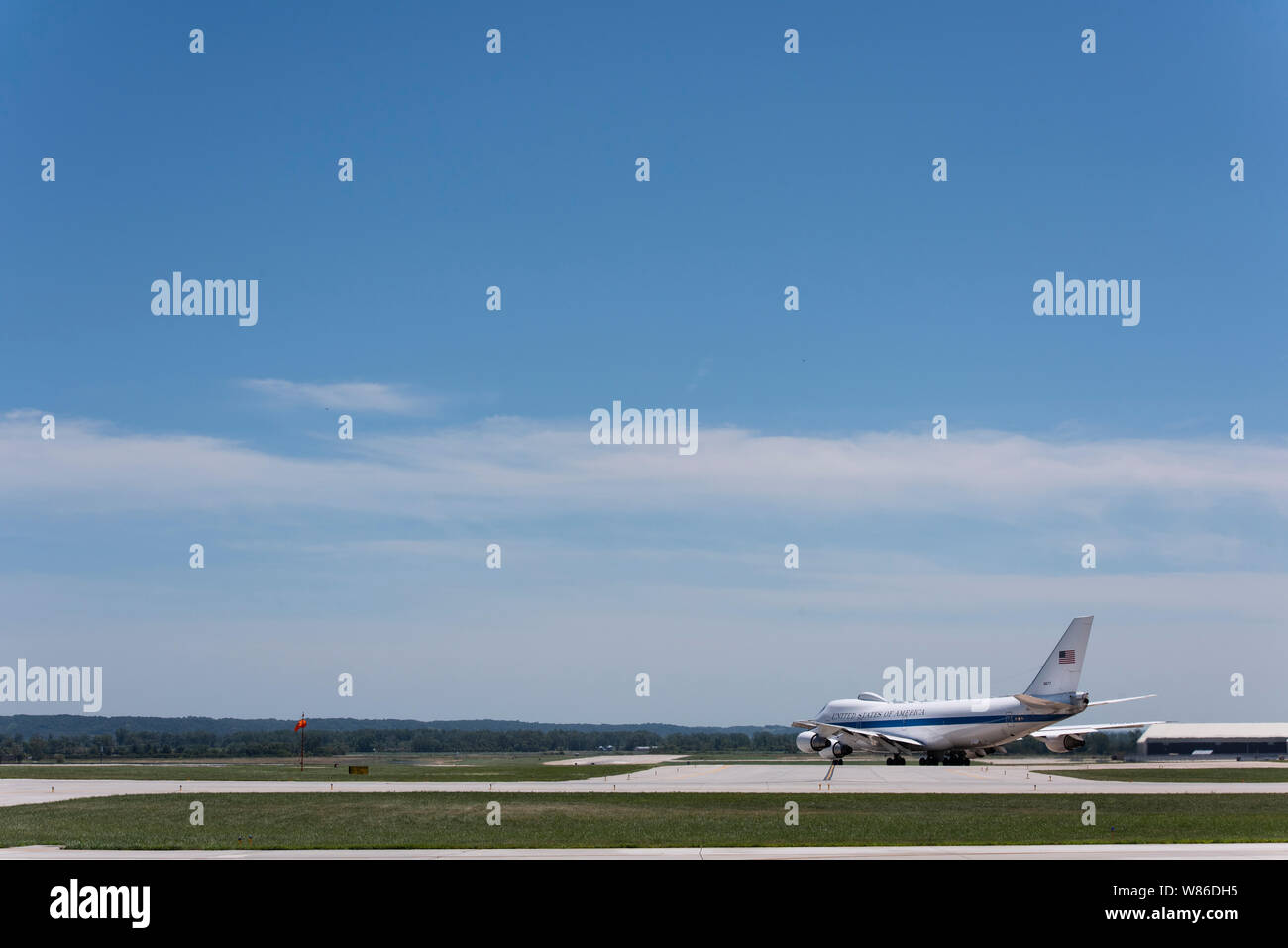 Un U.S. Air Force E-4B National Airborne Operations Center taxi aereo prima del decollo da Offutt Air Force Base, Nebraska, 10 luglio 2019. Nel caso di una emergenza nazionale o di distruzione di massa e il comando di centri di controllo, l'aereo fornisce un altamente resiliente, di comando e di controllo del centro di comunicazioni a dirigere le forze americane, emergenza di eseguire gli ordini di guerra e di coordinare le azioni effettuate dalle autorità civili. (U.S. Air Force Photo by Staff Sgt. Giacobbe Skovo) Foto Stock