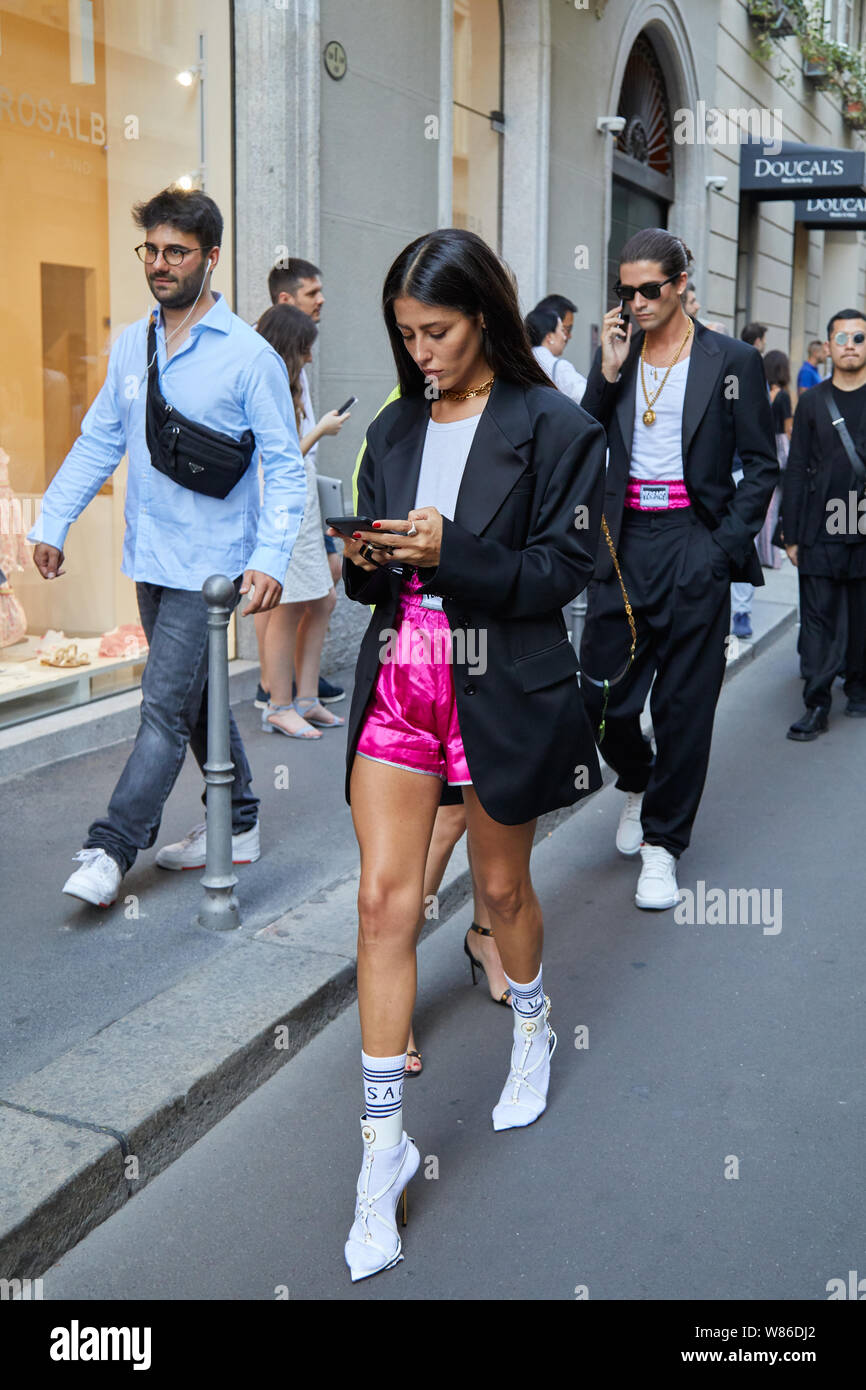 Milano, Italia - 15 giugno 2019: Gilda Ambrosio a piedi prima di Versace fashion show, la Settimana della Moda Milanese street style Foto Stock