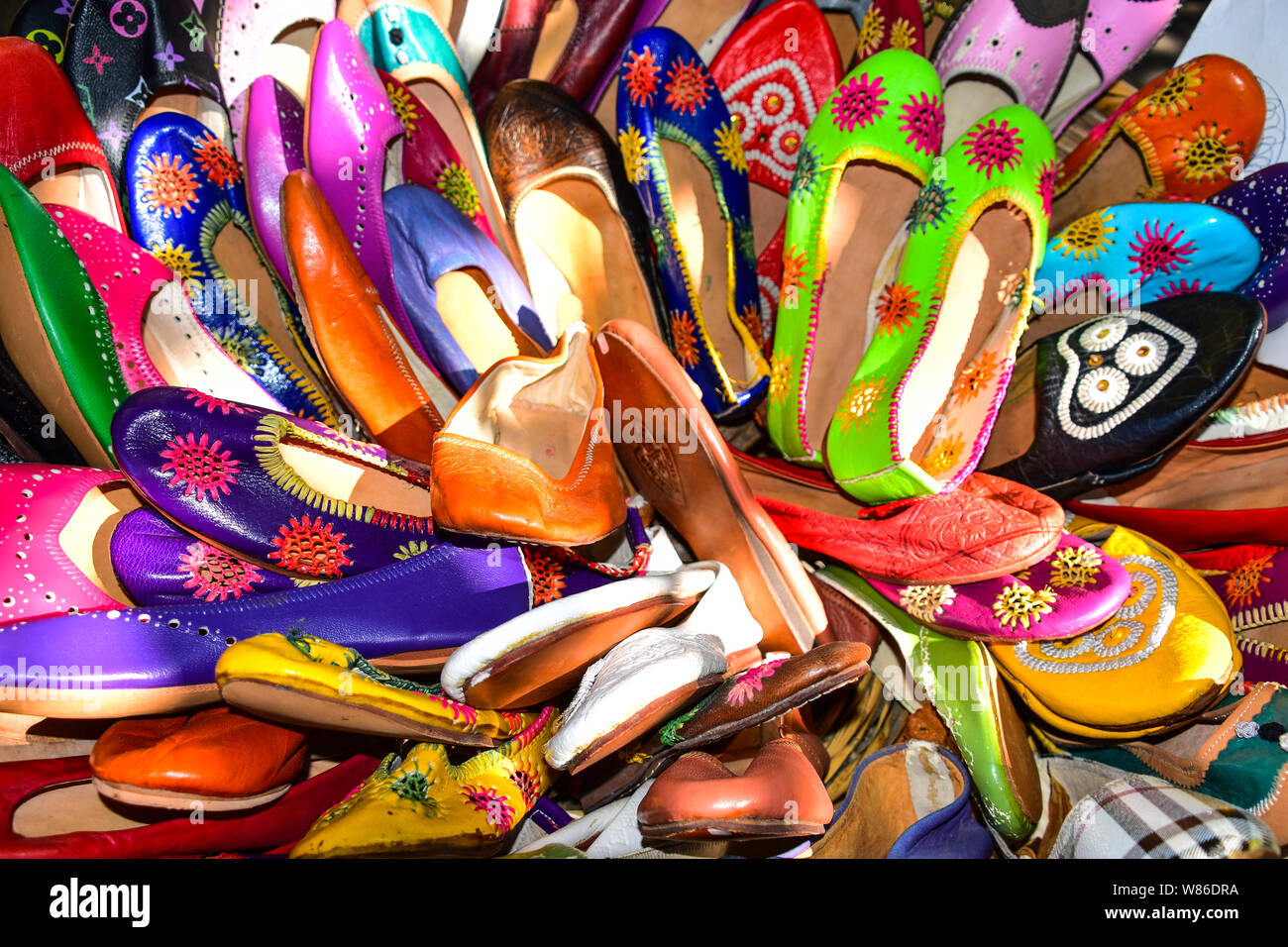 Colorate pantofole marocchino, Medina, Tangeri, Tangeri, Marocco, Africa del Nord Foto Stock