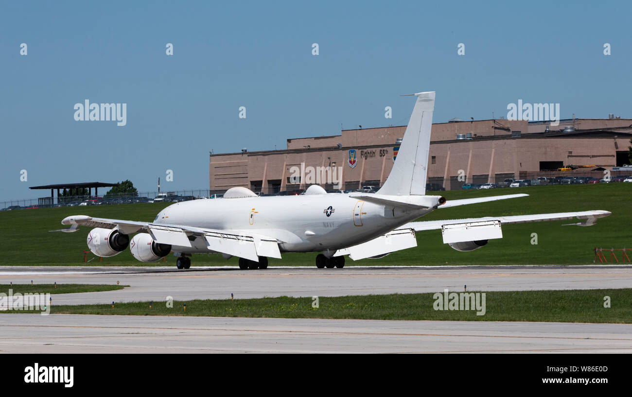Un U.S. Navy E-6B aeromobili di mercurio, assegnato a comunicazioni strategiche ala 1 a Tinker Air Force Base in Oklahoma, atterra a Offutt AFB, Nebraska, luglio 15, 2019. In agosto 1989, E-6A sostituito il CE-130Q nelle prestazioni della marina di prendere in carico e spostare la missione che collega il comando nazionale competente con naval missile balistico forze durante i periodi di crisi. Il primo E-6B aeromobili è stato accettato nel dicembre 1997, e l'E-6B assume la sua duplice missione operativa nel mese di ottobre 1998. L'E-6 flotta è stato completamente modificato al E-6B in configurazione 2003. (U.S. Air Force foto di Staf Foto Stock