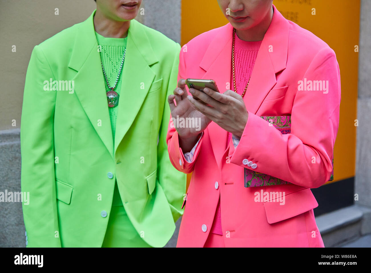 Milano, Italia - 15 giugno 2019: gli uomini con colore verde e rosa soddisfare prima di Versace fashion show, la Settimana della Moda Milanese street style Foto Stock