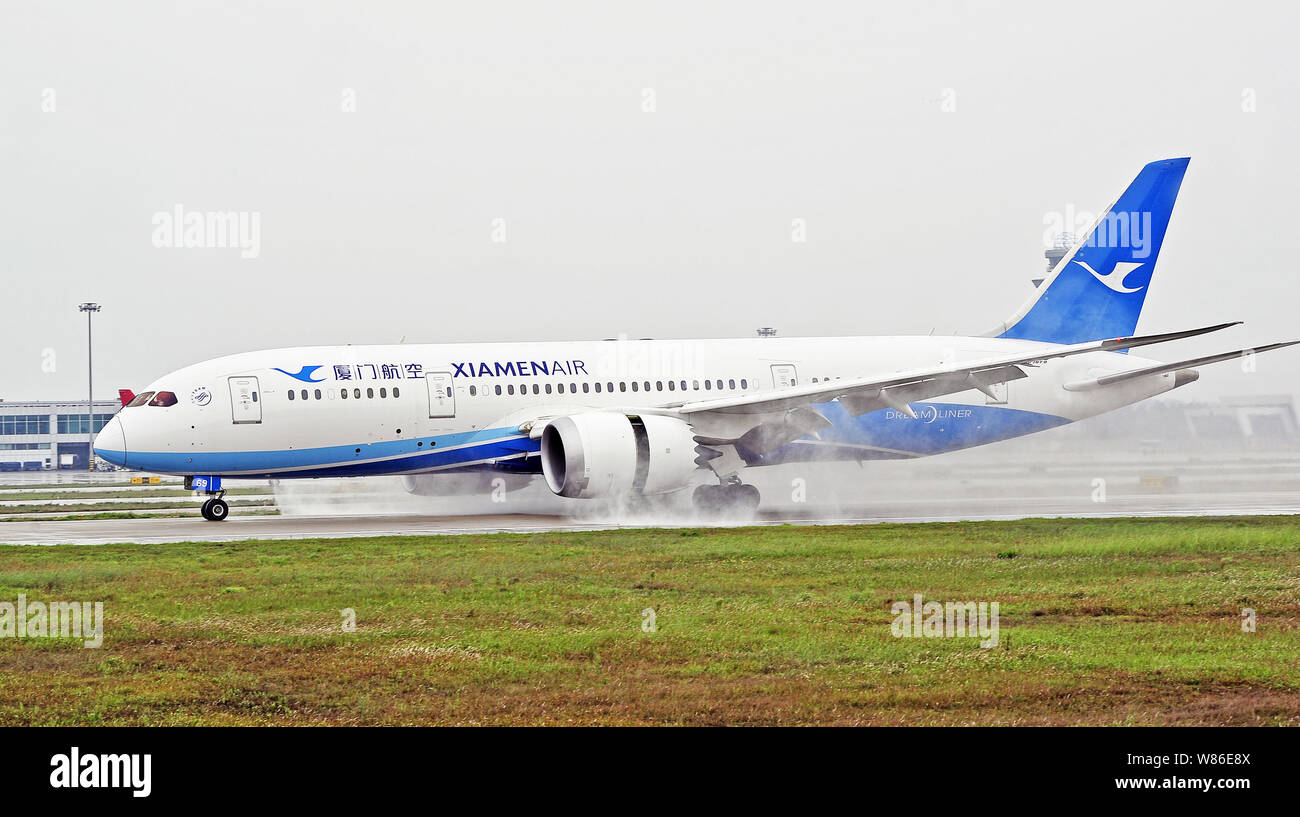 --FILE--Un Boeing Dreamliner 787-8 di Xiamen aria del landsat Fuzhou Changle Aeroporto Internazionale della città di Fuzhou, a sud-est della Cina di provincia del Fujian, 11 Foto Stock