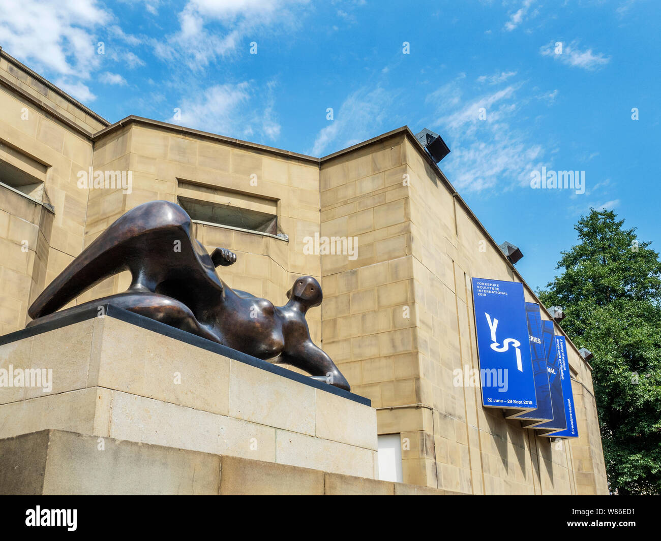 Henry Moore donna reclinabili scultura a gomito al di fuori di Leeds Galleria d'arte sul Headrow in Leeds West Yorkshire Inghilterra Foto Stock