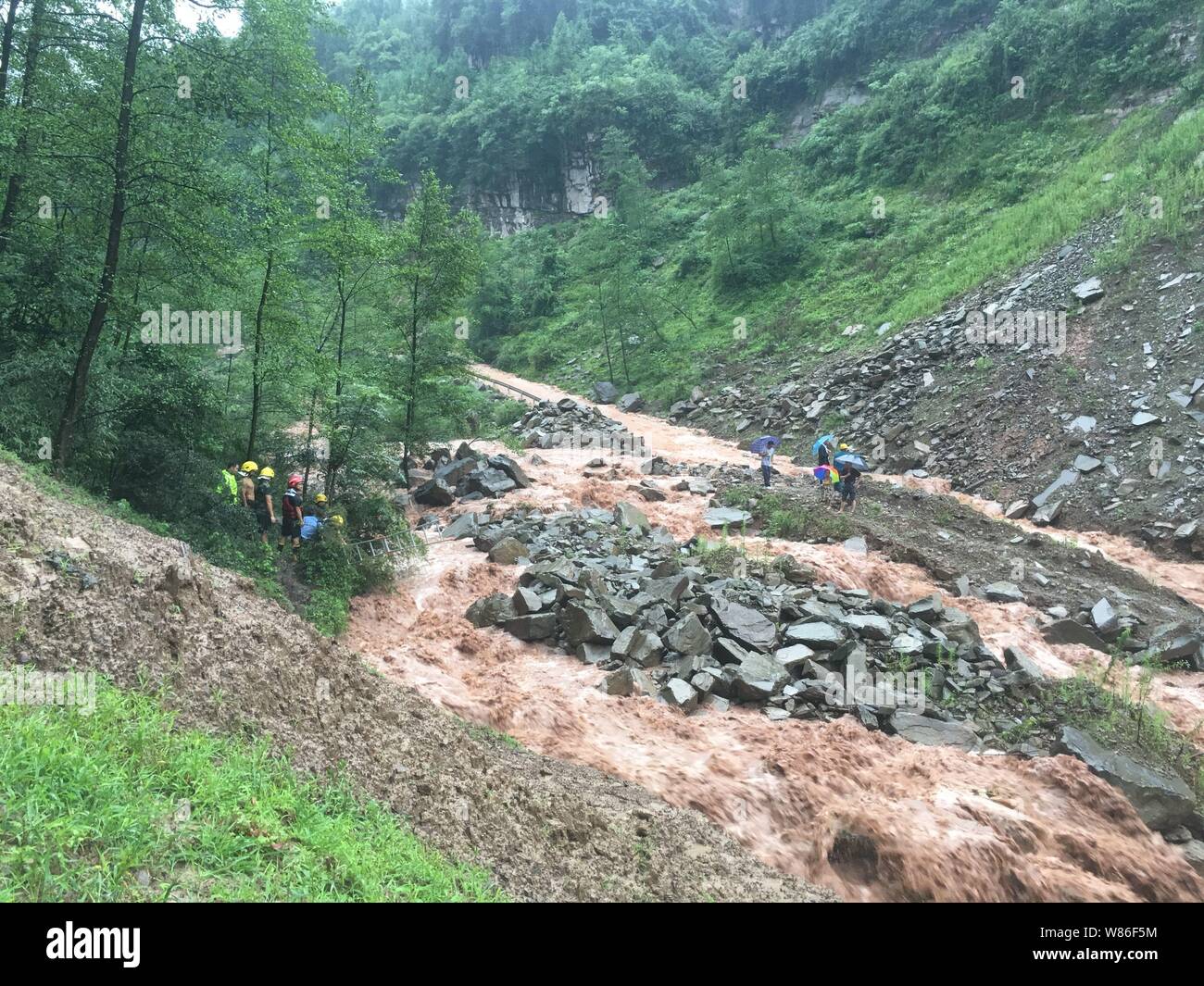 I soccorritori cinesi cercano di raggiungere persone intrappolate dalle inondazioni causate dalle forti piogge a Chongqing Cina, 19 luglio 2016. Almeno 75 persone nel nord della Cina Foto Stock