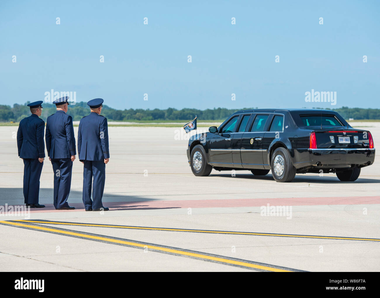 Col. Thomas Sherman, 88th Air Base Wing Commander, Lt. Gen. Robert McMurry, Jr., Air Force Life Cycle Management Center commander, e Gen. Arnold W. Mazzetto Jr., Air Force Materiel Command commander, stand presso l'attenzione come il trasporto limousine Presidente Trump si diparte la linea di volo a Wright-Patterson Air Force Base in Ohio, 7 Agosto, 2019. Presidente Trump sbarcati a Wright-Patt per visitare i soccorritori e superstiti nella vicina Dayton, Ohio, dopo la messa delle riprese su agosto 4. (U.S. Air Force foto di Wesley Farnsworth) Foto Stock