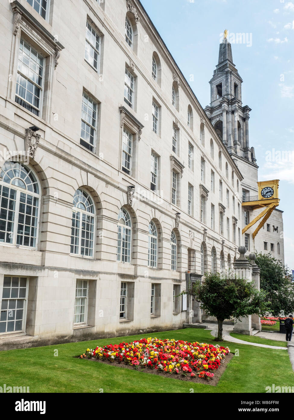 Leeds sala civica in estate da Portland modo Leeds West Yorkshire Inghilterra Foto Stock