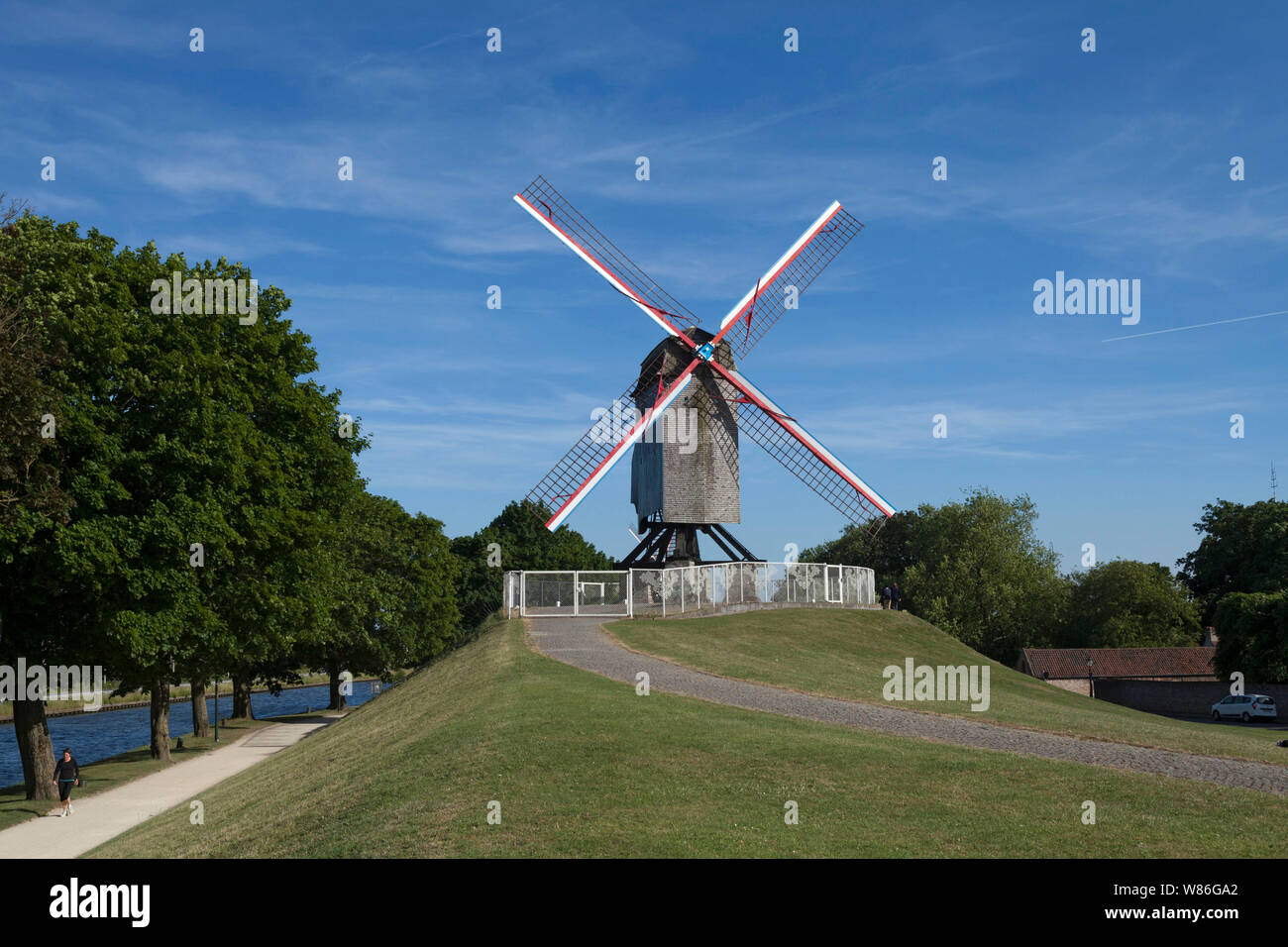 Il mulino a vento di legno in Bruges, Fiandre, in Belgio: il mulino a vento di Saint-Jean (St. John's Windmill) Foto Stock