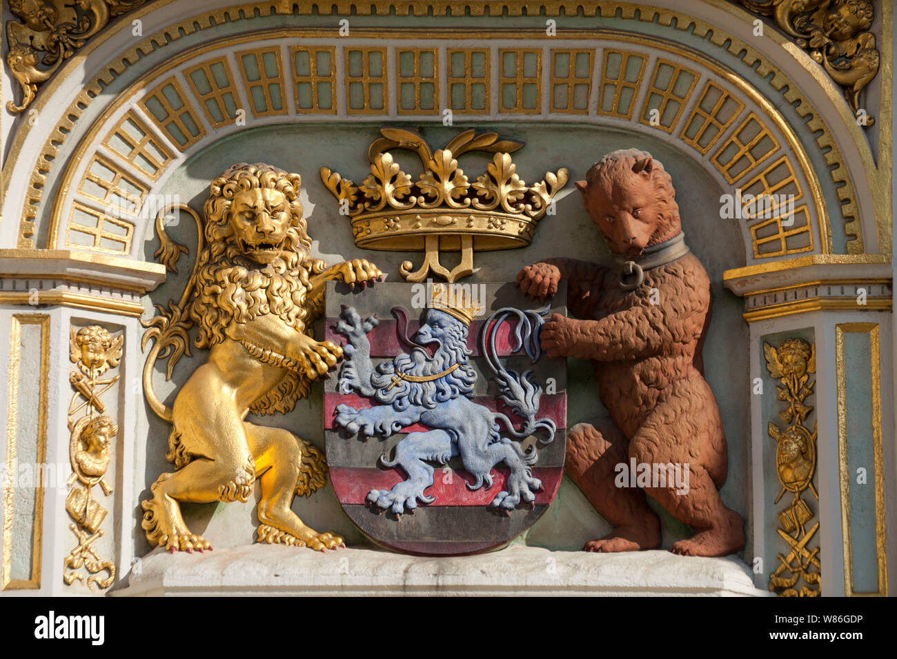 Bruges, Fiandre, in Belgio: stemma della città di Bruges con il leone e l'orso e il motto SPQB (Senatus Populus Que Brugensis, il senato un Foto Stock