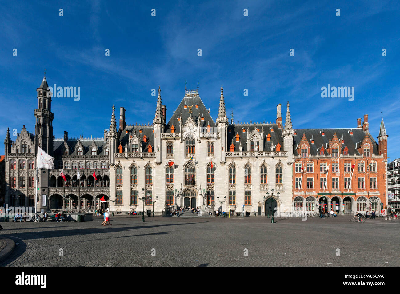 Belgio, Bruges: elaborata facciata del Palazzo Provinciale in stile neo-gotico nella piazza principale Markt ('Mercato Square'). Il centro storico di Br Foto Stock
