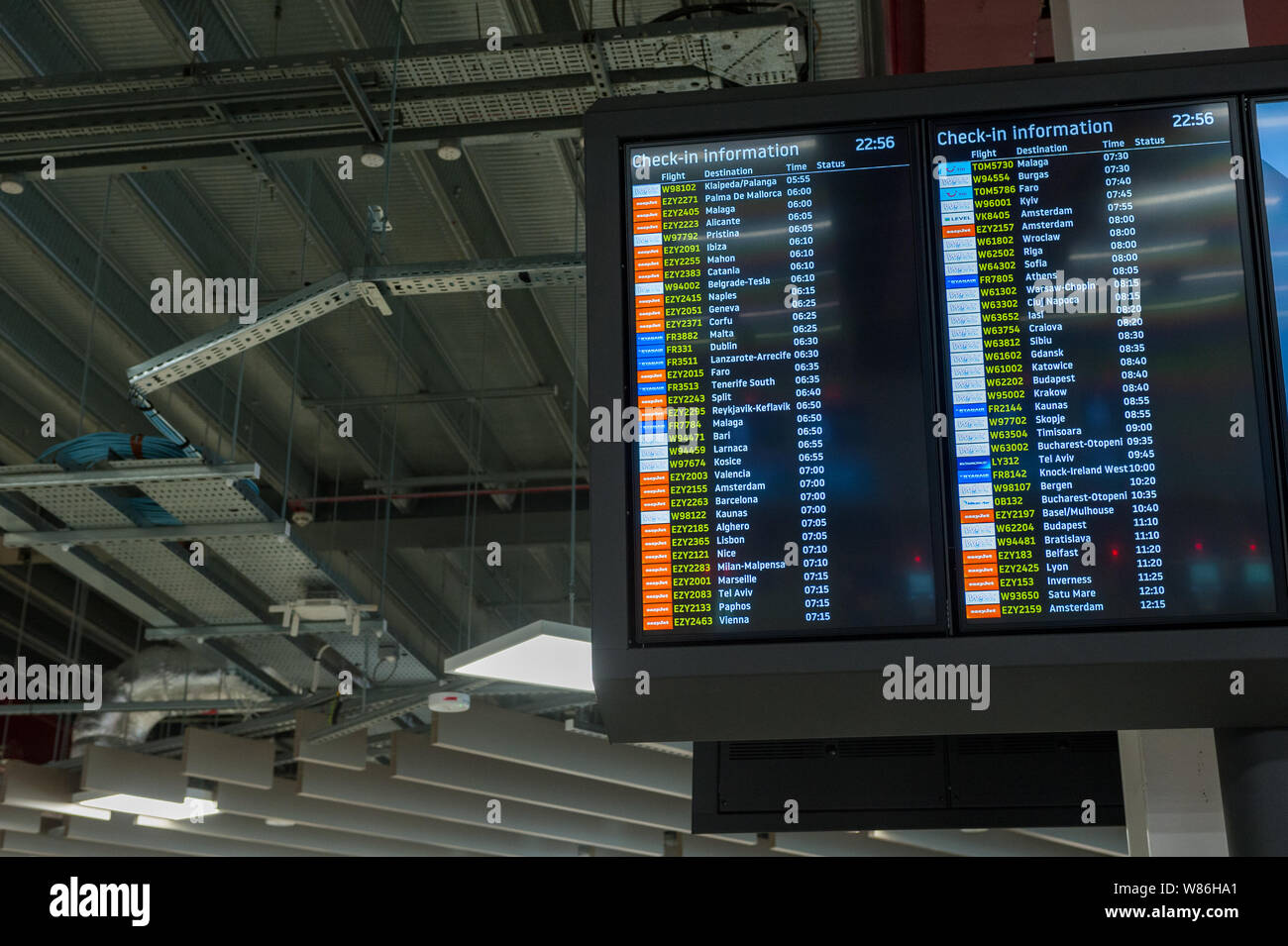 London Luton Airport nella schermata informazioni Foto Stock