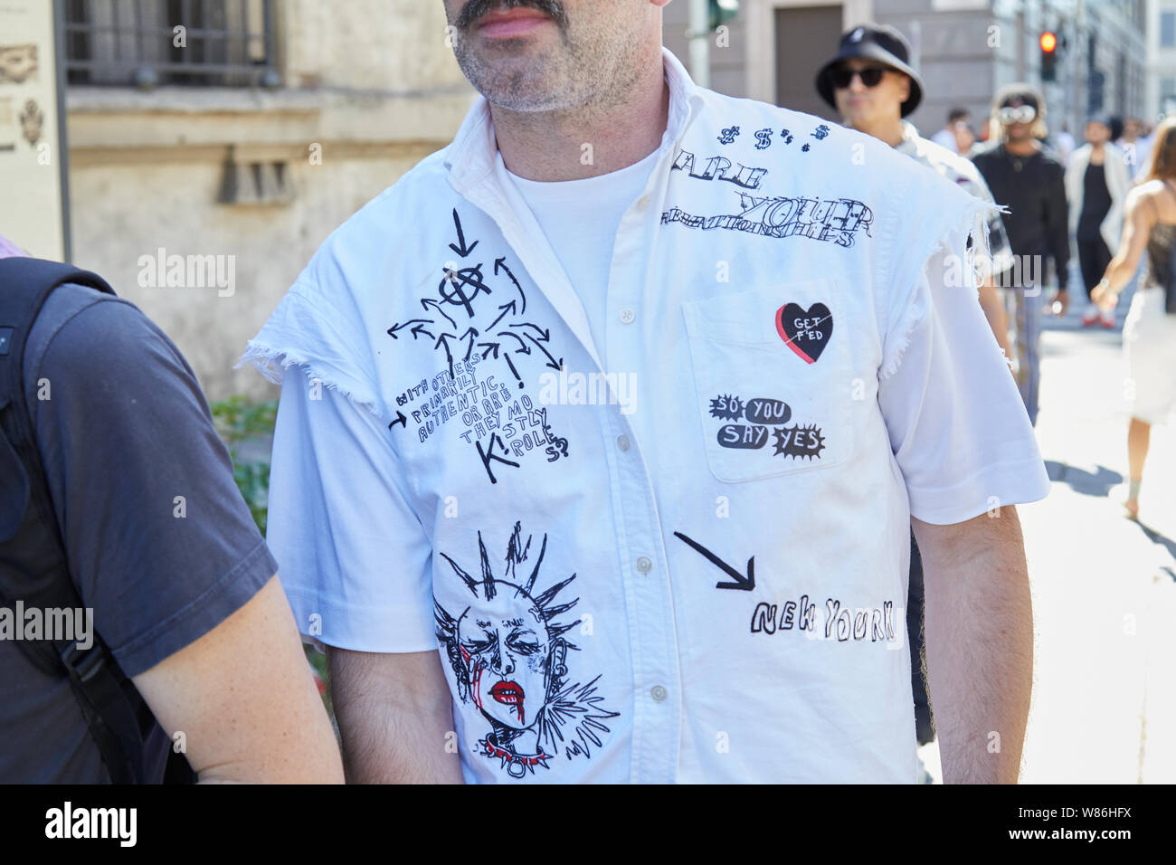 Milano, Italia - 16 giugno 2019: l'uomo con la camicia bianca con disegni nero prima di Les Hommes fashion show, la Settimana della Moda Milanese street style Foto Stock