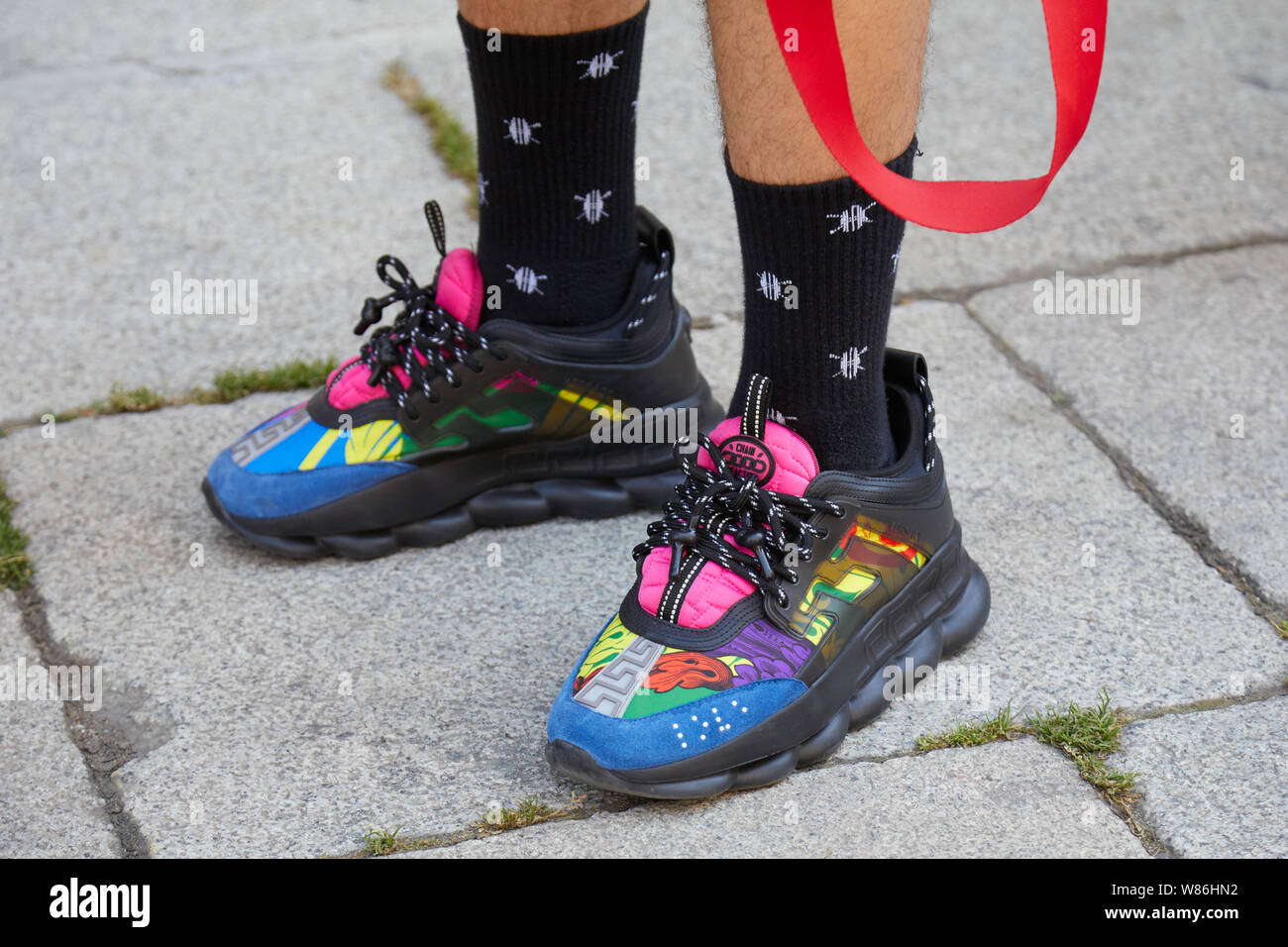 Milano, Italia - 16 giugno 2019: l'uomo con Versace sneakers e calze nere  prima di Les Hommes fashion show, la Settimana della Moda Milanese street  style Foto stock - Alamy