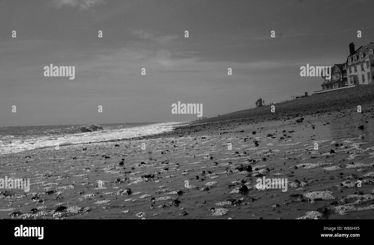 Fotografia in bianco e nero di Aldeburgh Beach, Suffolk, Regno Unito Foto Stock
