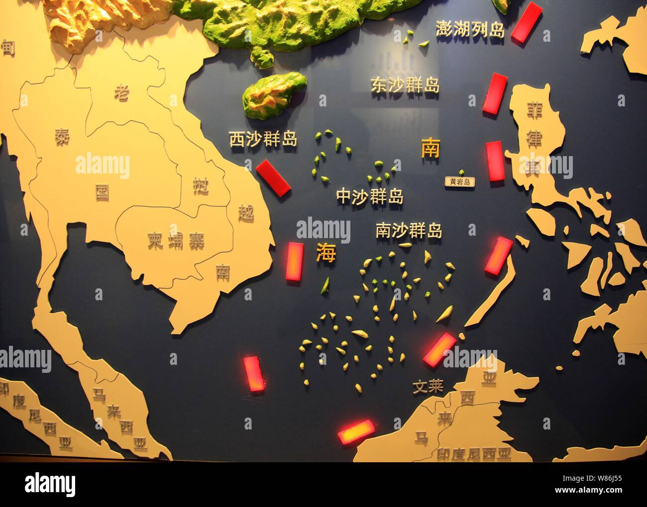 Una mappa del Mare della Cina del Sud e Isole Nansha è sul visualizzatore in corrispondenza di una difesa nazionale education center nella città di Nanjing East cinese della provincia di Jiangsu, 1 Foto Stock