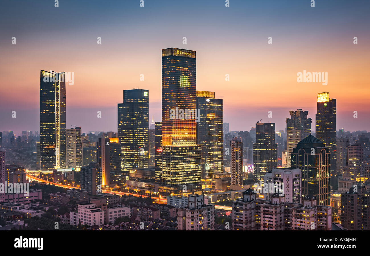 --FILE--vista notturna di Jing An Hotel Shangri-la si, più alti e altri edifici ad alta lungo la Yan'an Road autostrada sopraelevata nel centro cittadino di Shanghai Foto Stock