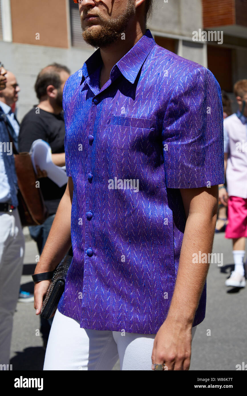 Milano, Italia - 16 giugno 2019: l'uomo con la maglietta viola prima di  Etro fashion show, la Settimana della Moda Milanese street style Foto stock  - Alamy