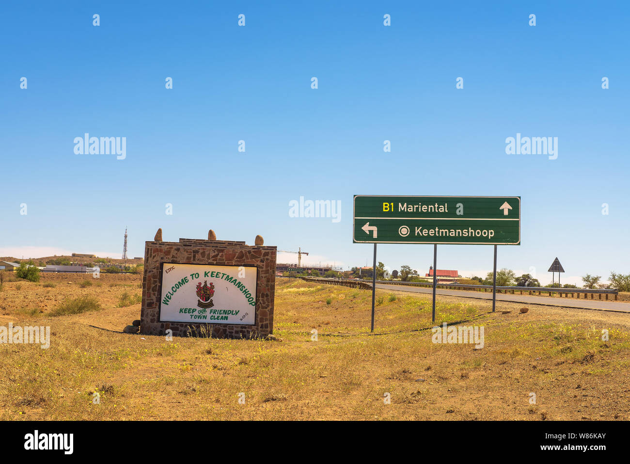 Benvenuto a Keetmanshoop cartello stradale situato lungo la B4 strada nazionale in Namibia Foto Stock