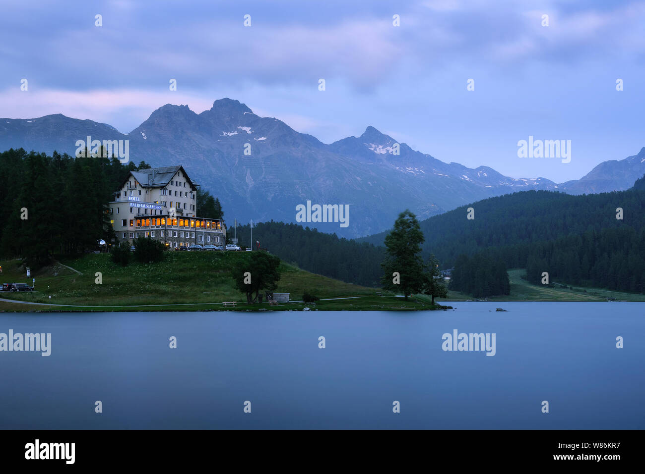 Hotel e ristorante Waldhaus am See presso il lago di San Moritzersee in Svizzera Foto Stock