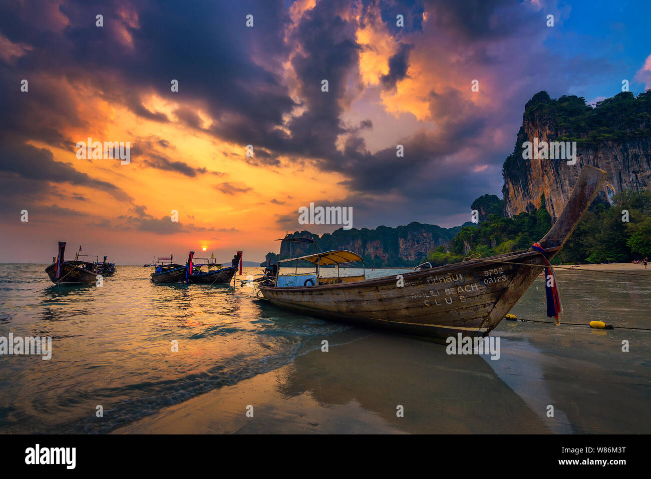 Tramonto sulla spiaggia di Railay a Krabi, Thailandia Foto Stock