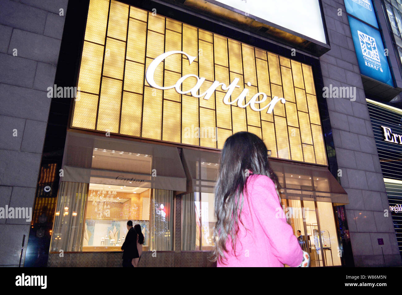 --FILE--pedoni a piedi passato una boutique alla moda di Cartier a Chongqing Cina, 14 febbraio 2016. Sia la Cina continentale e Hong Kong continua Foto Stock