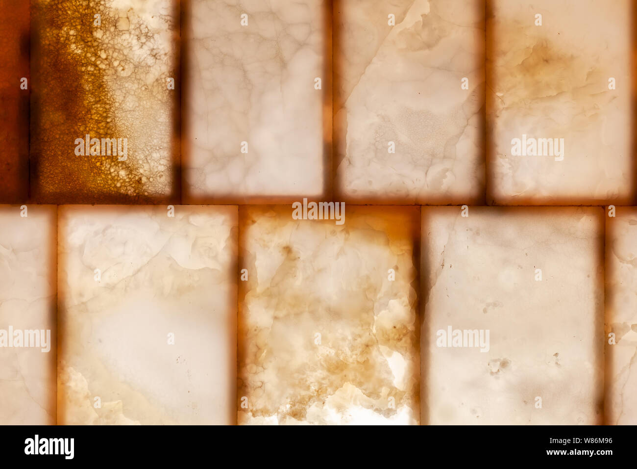 Onice naturale di pannelli di parete con retro illuminazione accesa, close-up foto di sfondo texture Foto Stock