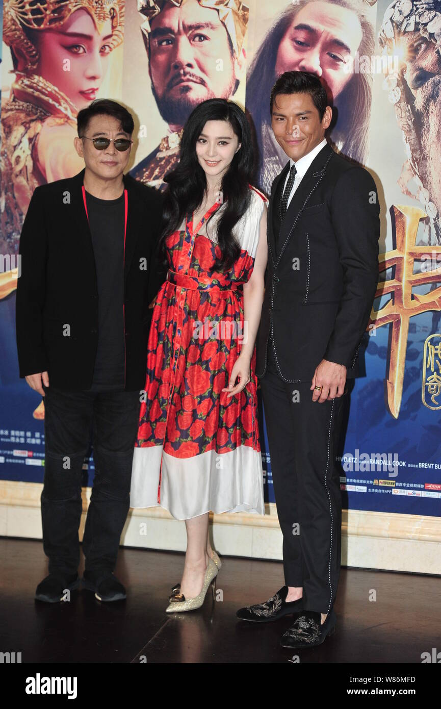 (Da sinistra) Kungfu cinese Star Jet Li, attrice Fan Bingbing e Hong Kong attore Jacky Heung arrrive per la premiere del loro nuovo film 'Lega di andare Foto Stock