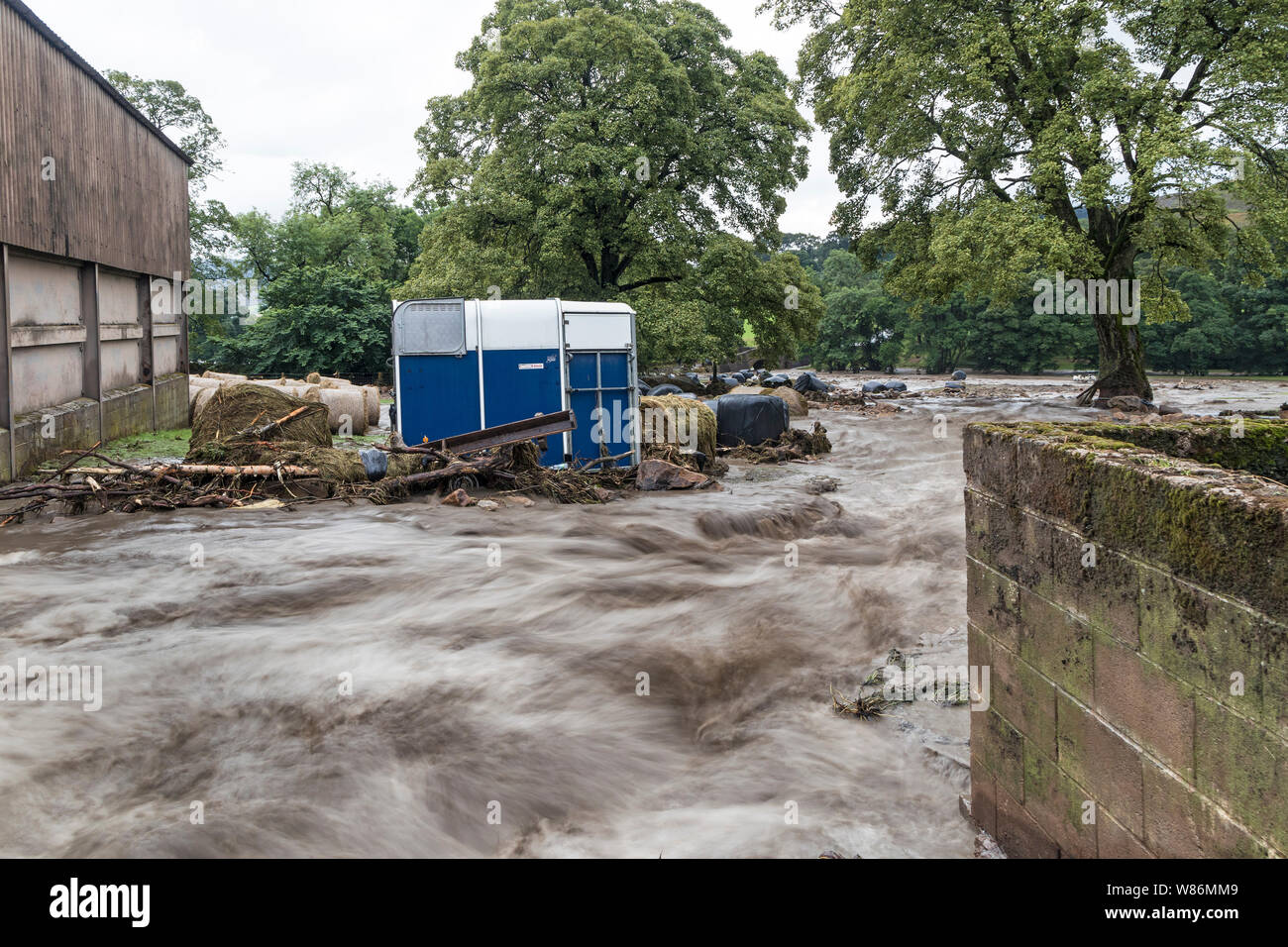 Inondazione spazzare attraverso Holme Farm su 30 Luglio 2019dopo piogge torrenziali che hanno colpito la zona durante un temporale,, Arkengarthdale, North Yorkshire, Regno Unito Foto Stock