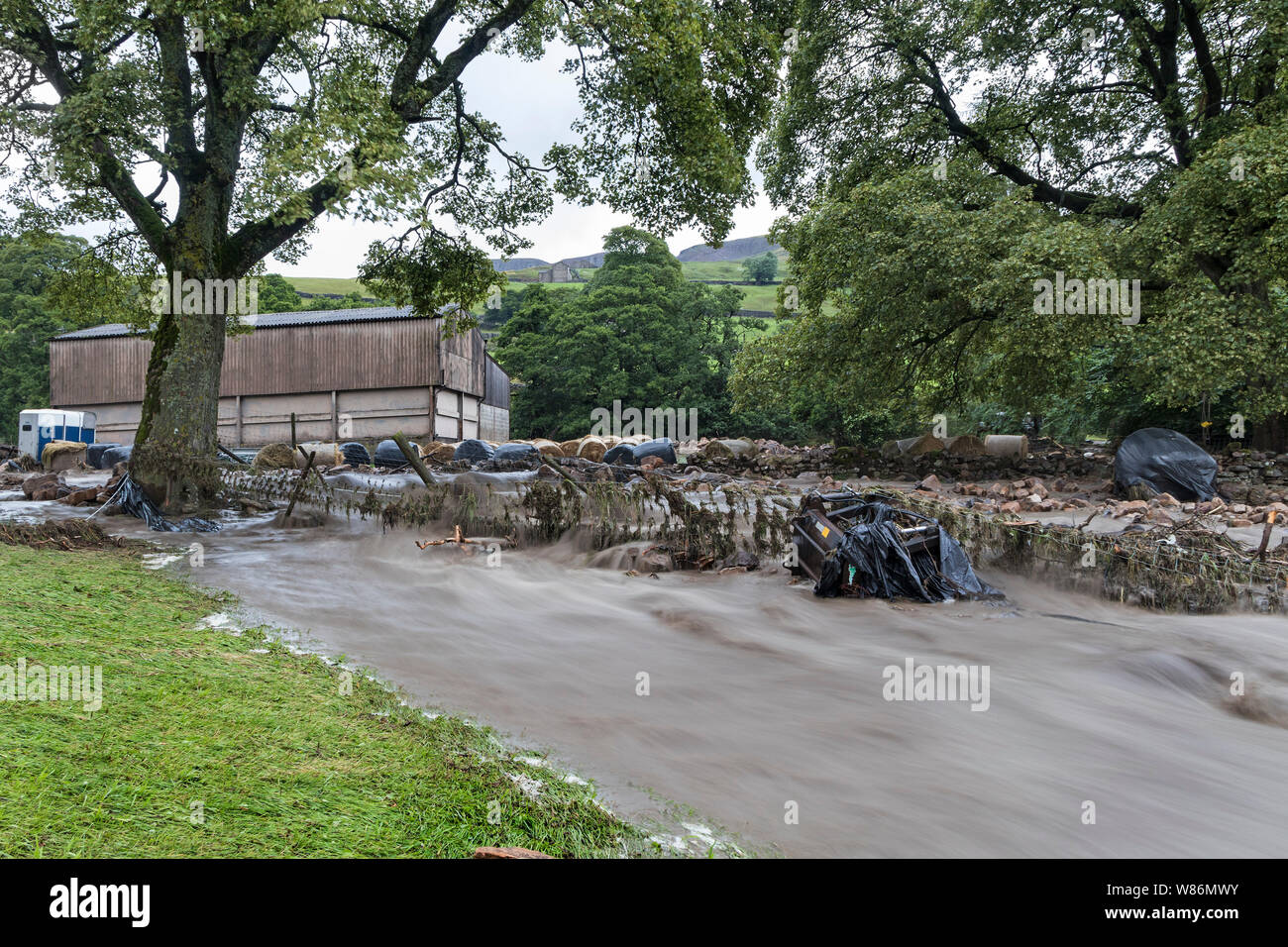 Inondazione spazzare attraverso Holme Farm su 30 Luglio 2019 dopo piogge torrenziali che hanno colpito la zona durante un temporale, Arkengarthdale, North Yorkshire, Regno Unito Foto Stock