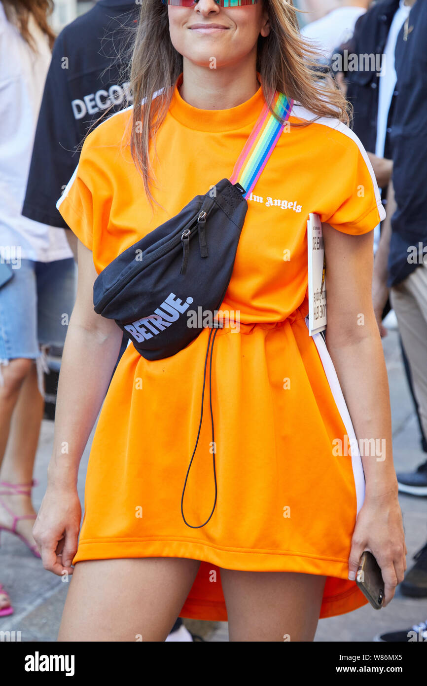Milano, Italia - 16 giugno 2019: Donna con orange Palm Angeli e  abbigliamento Nike borsa con tracolla arcobaleno prima di Palm Angeli  fashion show, Milano Moda Wee Foto stock - Alamy
