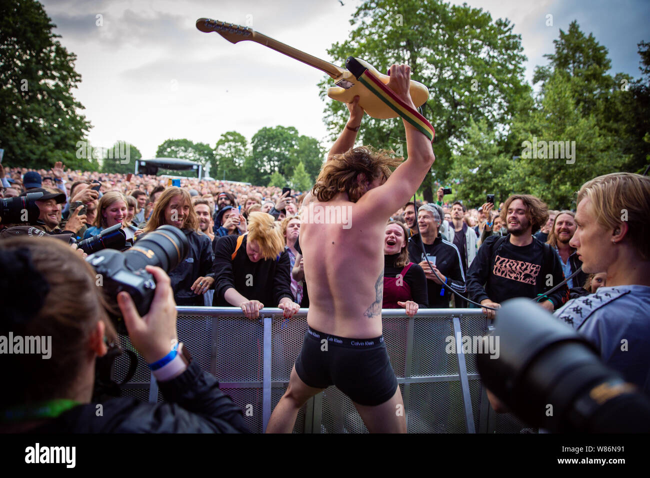 Oslo, Norvegia. 07 Ago, 2019. La British post-punk band è inattivo esegue un concerto dal vivo durante il norvegese music festival Øyafestivalen 2019 a Oslo. Qui il chitarrista Mark Bowen è visto dal festival di folla. (Photo credit: Gonzales foto/Alamy Live News Foto Stock