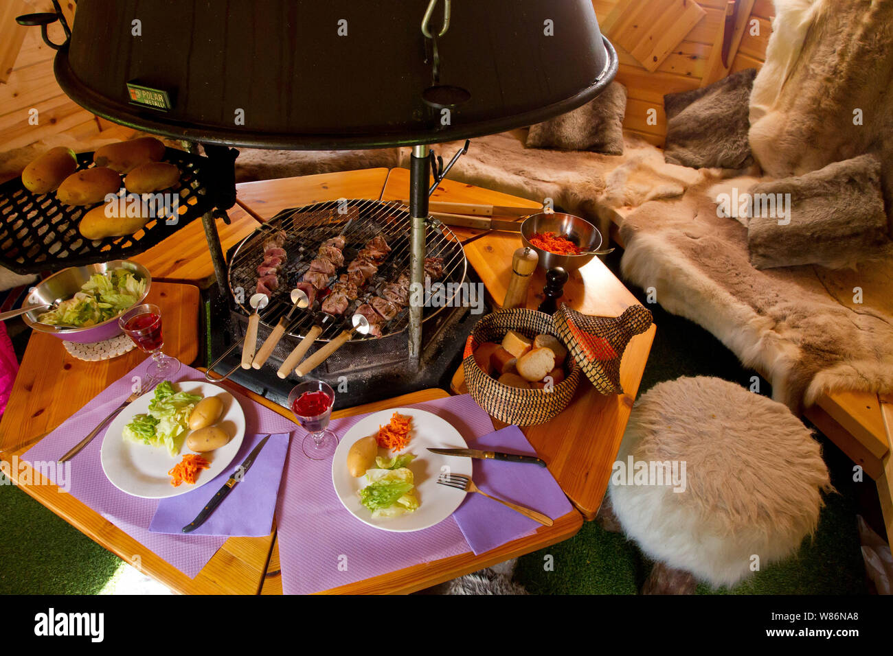 Cibo alla griglia e pasto in un finlandese kota Foto Stock